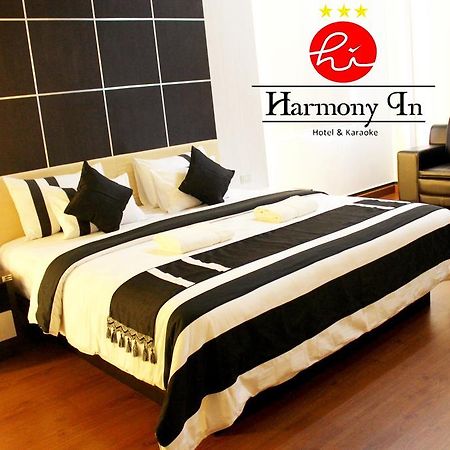 Hotel Harmony In & Karaoke Pontianak Room photo