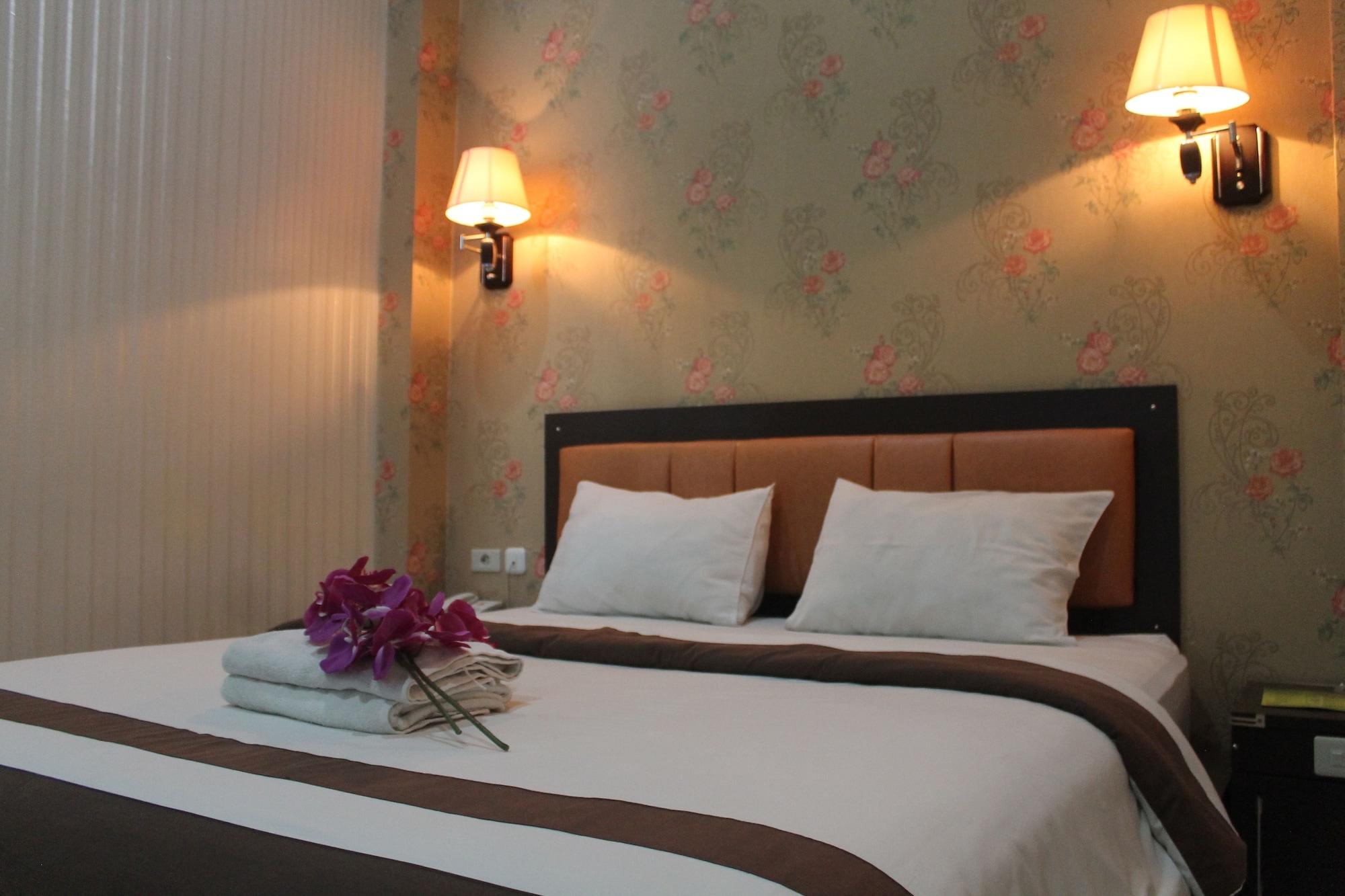 Hotel Harmony In & Karaoke Pontianak Exterior photo