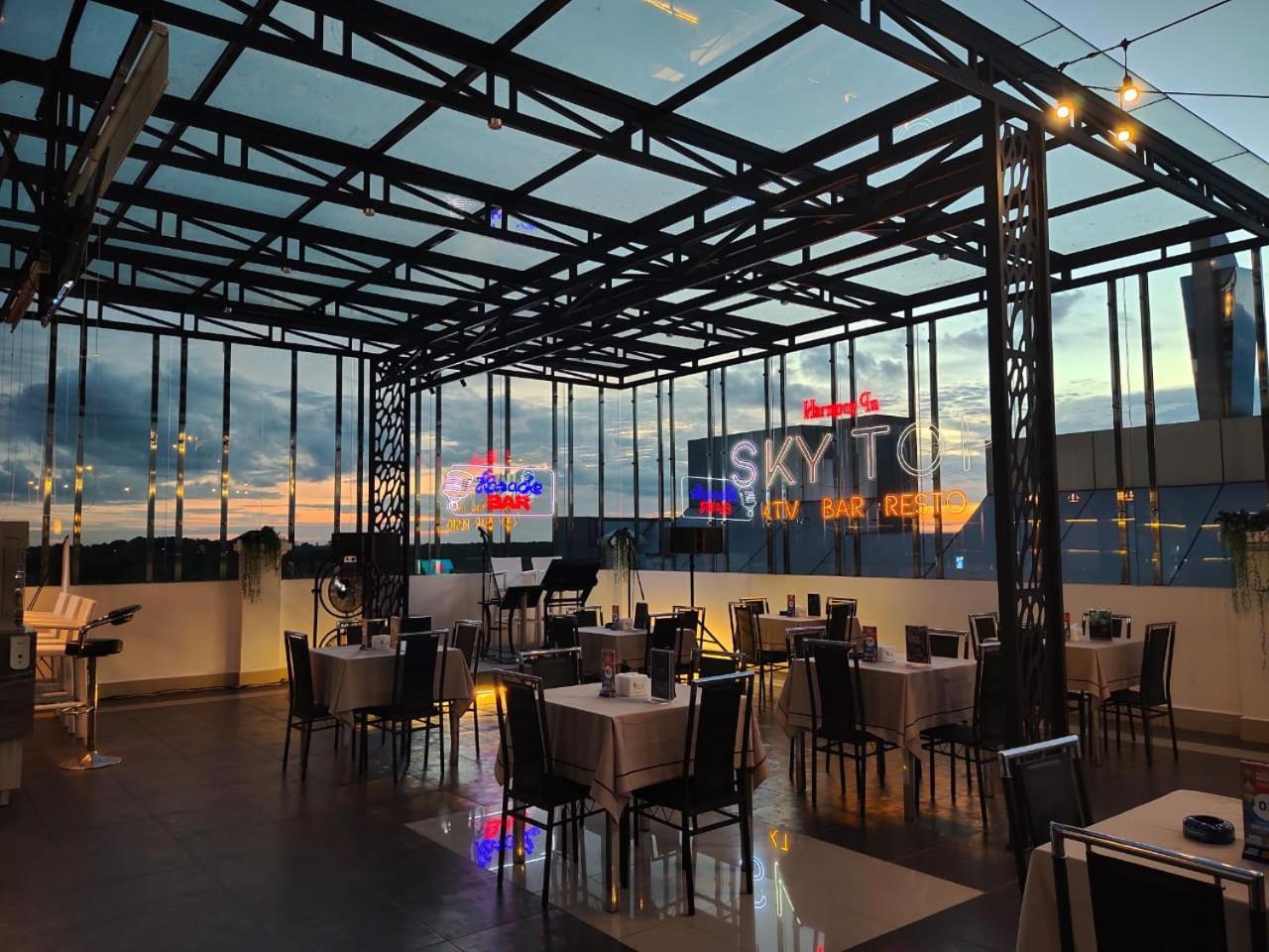 Hotel Harmony In & Karaoke Pontianak Exterior photo