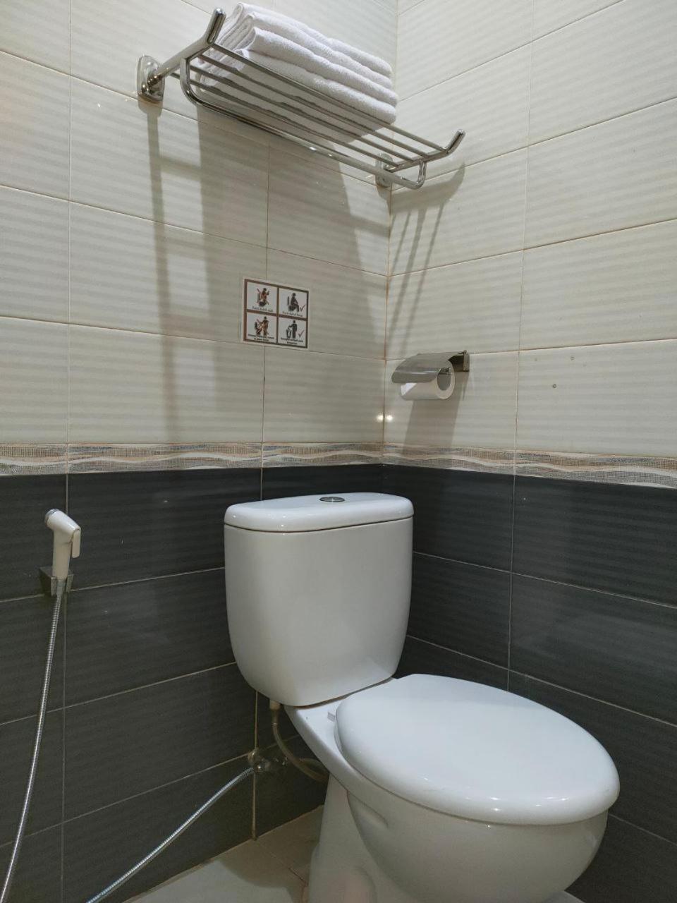 Hotel Harmony In & Karaoke Pontianak Exterior photo