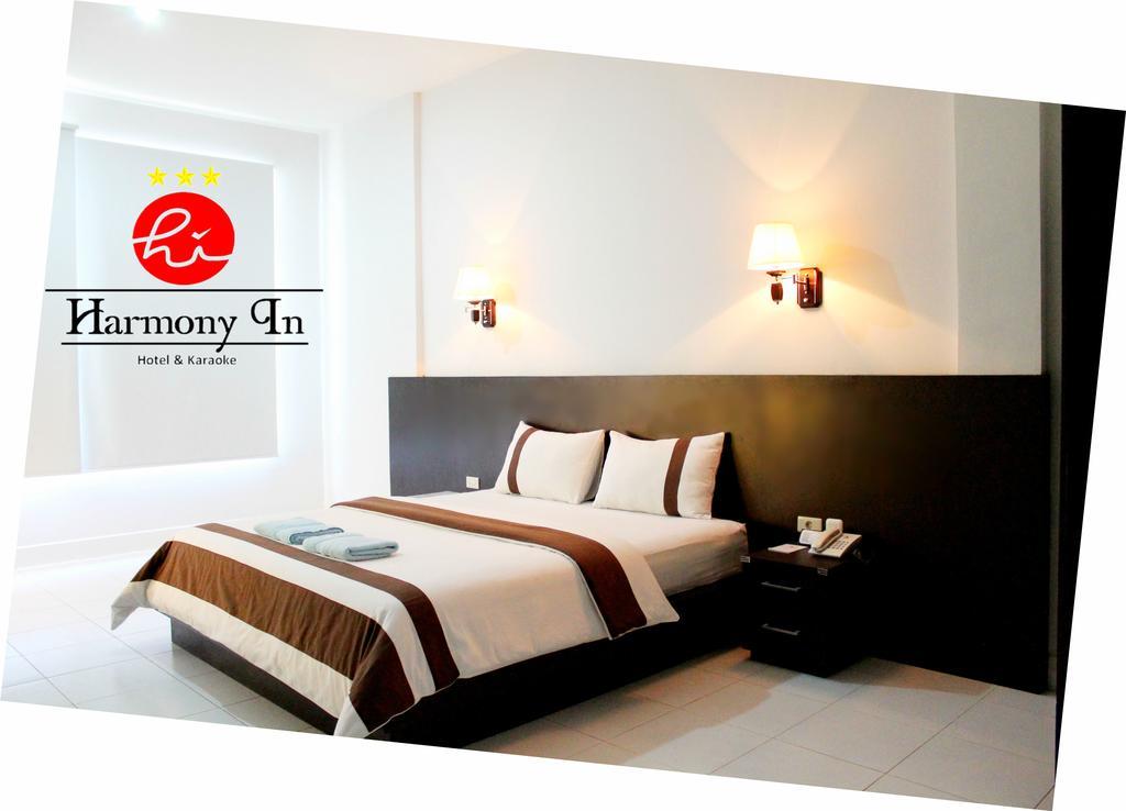 Hotel Harmony In & Karaoke Pontianak Exterior photo