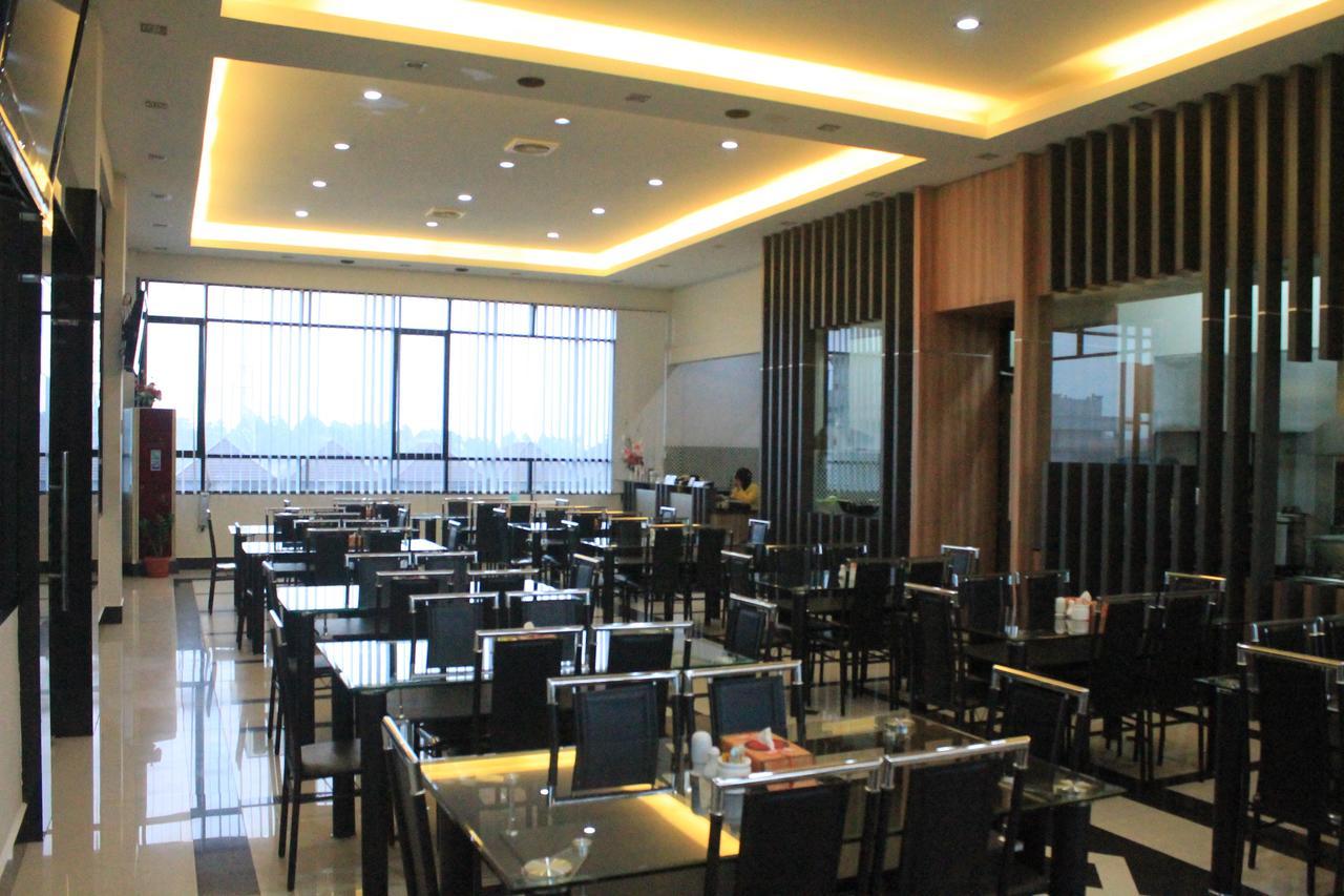 Hotel Harmony In & Karaoke Pontianak Exterior photo