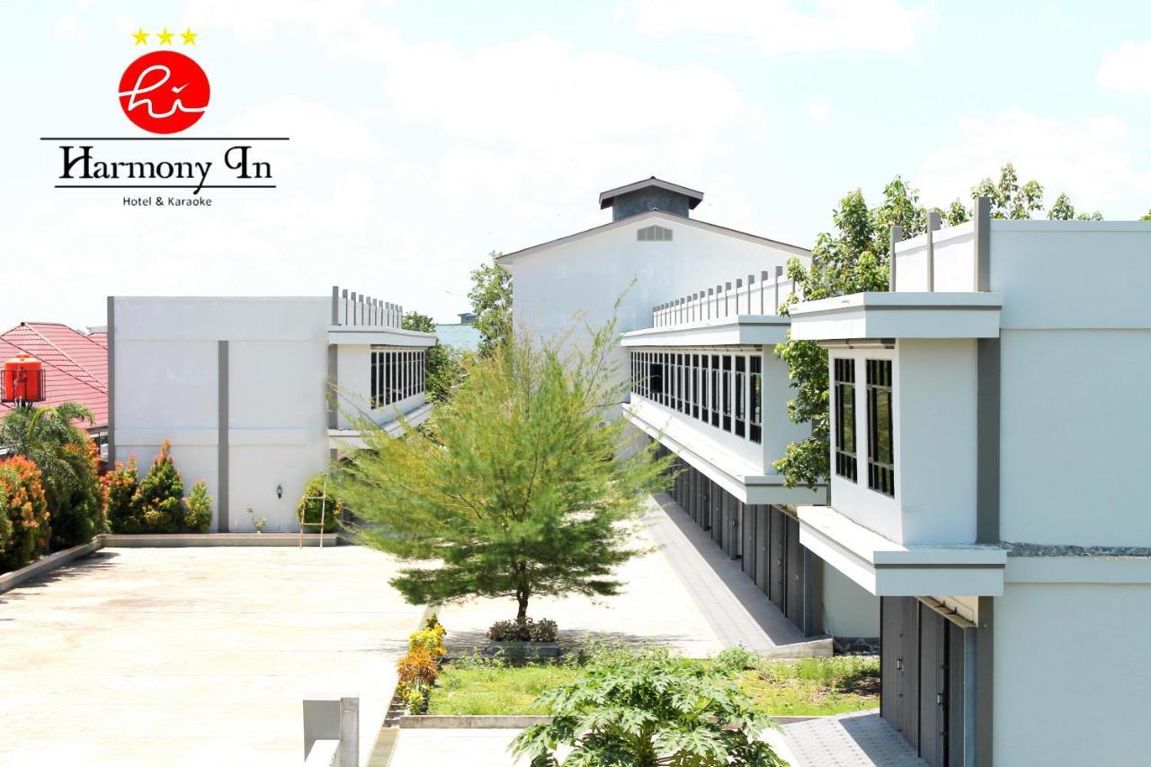 Hotel Harmony In & Karaoke Pontianak Exterior photo