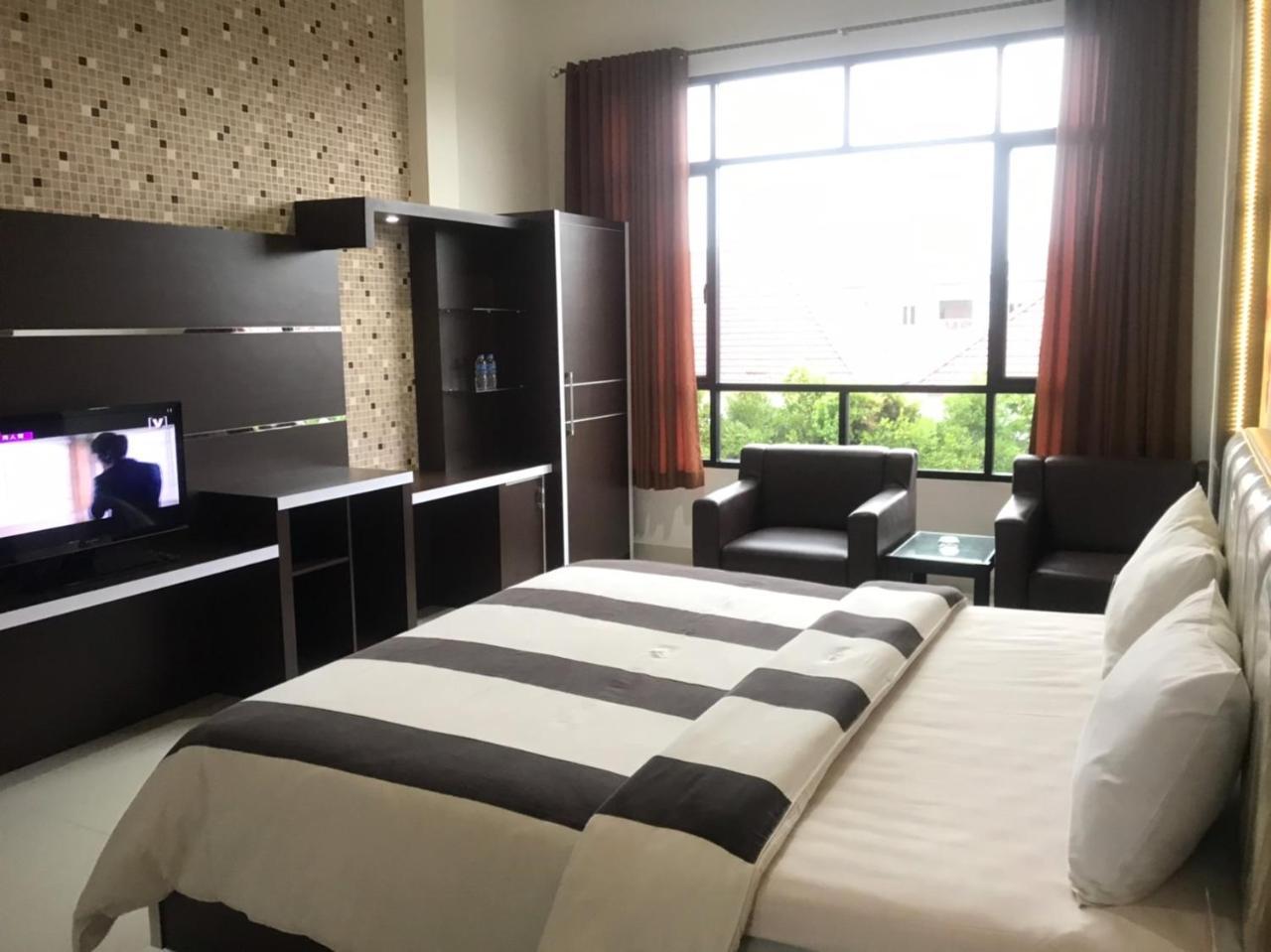 Hotel Harmony In & Karaoke Pontianak Exterior photo