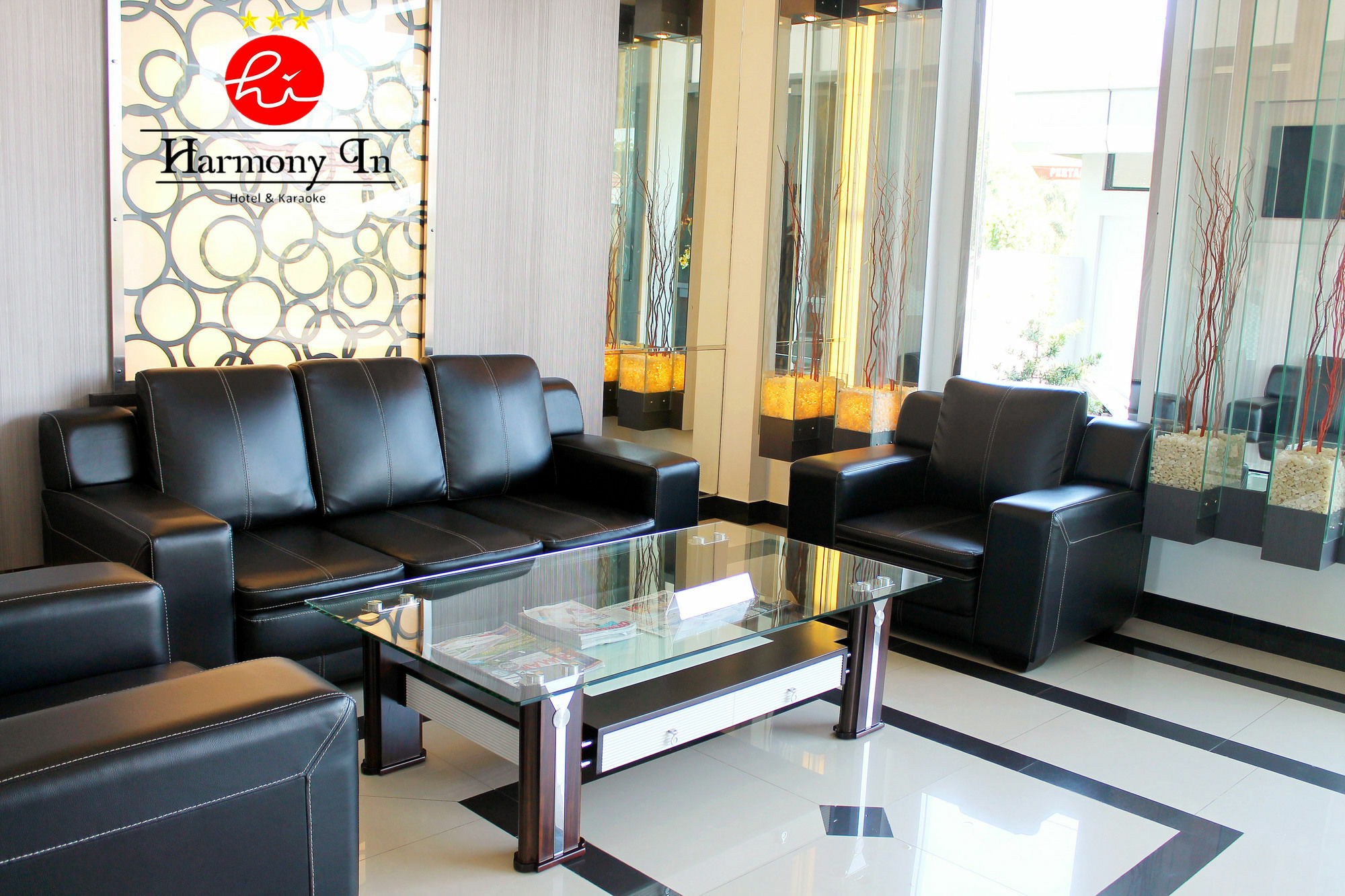 Hotel Harmony In & Karaoke Pontianak Exterior photo